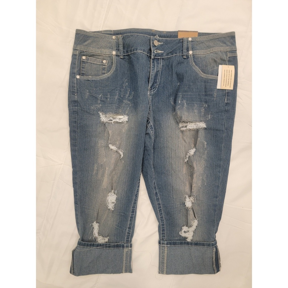 Almost Famous Women's Plus 20 Cropped jeans Capris, Embellished‎ Distressed NWT